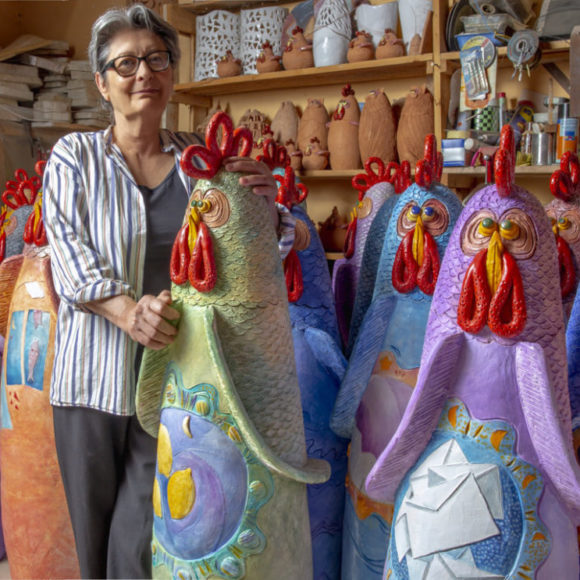 “100 galline tra i Sassi di Matera”: fino al 4 novembre nel Sasso Barisano l’installazione di Francesca Pastore