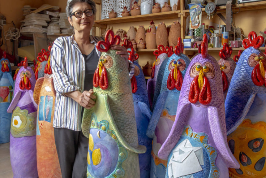 “100 galline tra i Sassi di Matera”: fino al 4 novembre nel Sasso Barisano l’installazione di Francesca Pastore