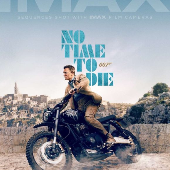 James Bond in sella a una moto sullo sfondo dei Sassi: è il nuovo poster di “No Time To Die” diffuso online dalla IMAX Corporation
