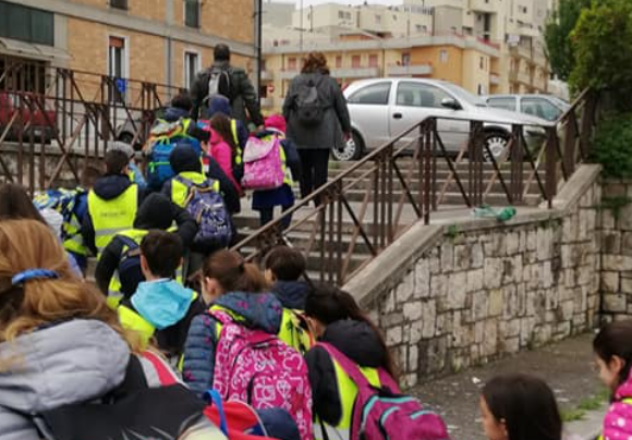 Matera, a maggio ritorno a scuola con il Pedibus. L’iniziativa di mobilità sostenibile di Comune e Uisp estesa agli alunni delle classi prime e seconde della Primaria