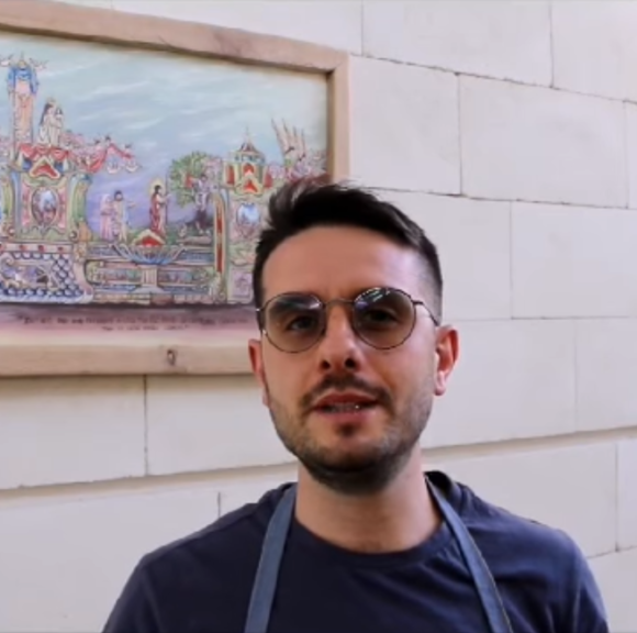 Fiori in carta velina realizzati dai materani per abbellire il Carro Trionfale: per la Festa della Bruna iniziativa di partecipazione collettiva