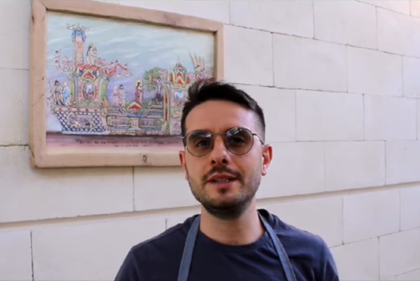 Fiori in carta velina realizzati dai materani per abbellire il Carro Trionfale: per la Festa della Bruna iniziativa di partecipazione collettiva