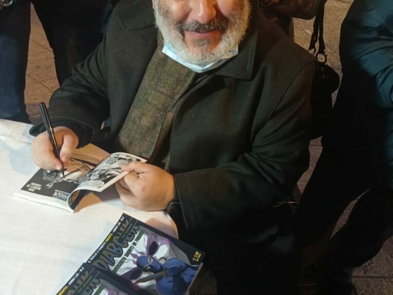 Matera, bagno di folla all’edicola Futura in piazza Vittorio Veneto per il firmacopie di Diabolik 900 con Giuseppe Palumbo