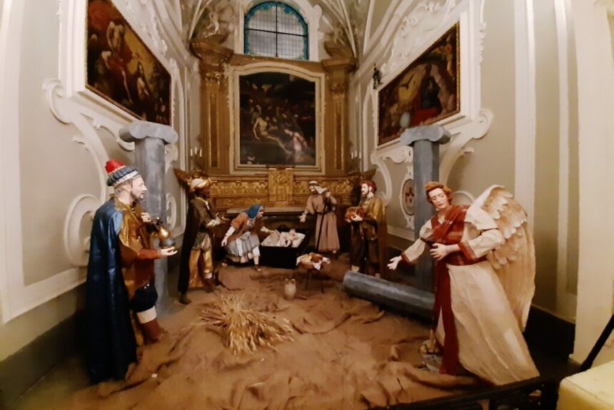 Matera: nella chiesa di San Francesco d’Assisi un presepe artistico con personaggi di cartapesta a grandezza naturale