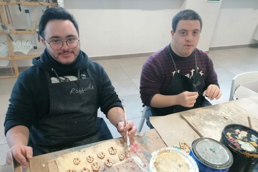 Matera, a lezione di umanità nel laboratorio di artigianato solidale della Cooperativa Oltre l’Arte guidato dal maestro Uccio Santochirico