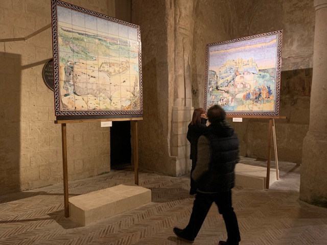 IMG_6338 Prorogata per tutta la stagione estiva nel Complesso rupestre di Madonna delle Virtù, la mostra “Raccontando Matera – Storie della città nelle maioliche di Giuseppe Mitarotonda”