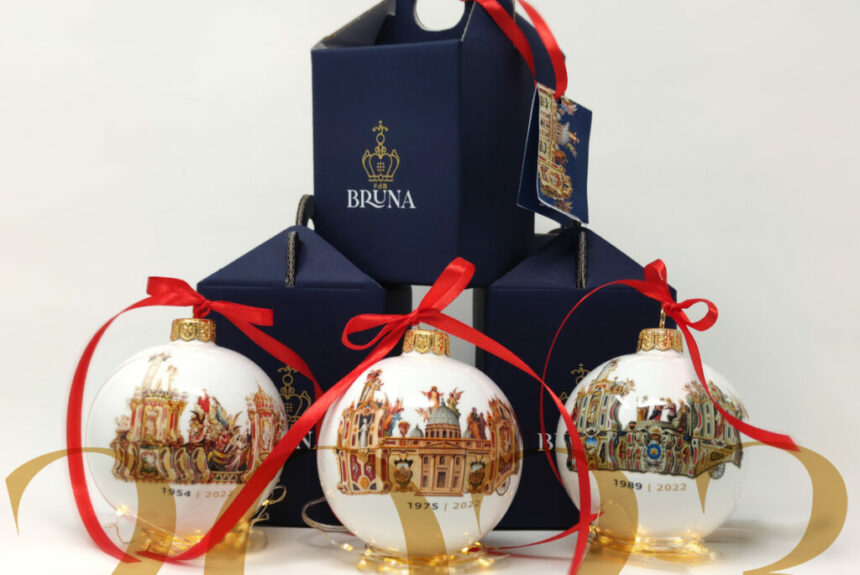 Matera, tornano le decorazioni natalizie della Festa della Bruna: piccoli capolavori in ceramica bianca raffiguranti diverse edizioni del 2 Luglio