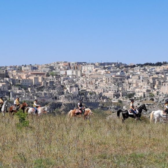 Murgia Timone, colpo d’occhio spettacolare: 180 tra amazzoni e cavalieri sullo sfondo dei Sassi per il ventiduesimo Raduno nazionale di Natura a Cavallo Città di Matera e Basilicata 2024