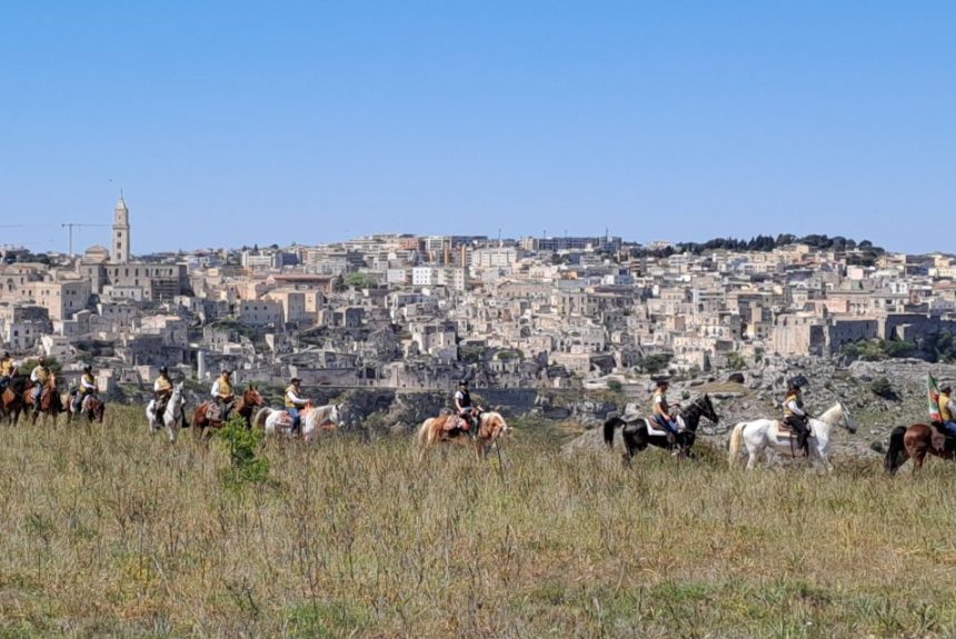 Murgia Timone, colpo d’occhio spettacolare: 180 tra amazzoni e cavalieri sullo sfondo dei Sassi per il ventiduesimo Raduno nazionale di Natura a Cavallo Città di Matera e Basilicata 2024