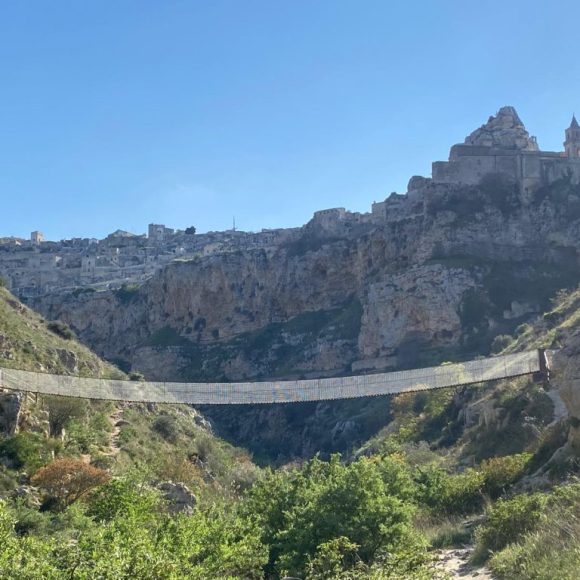 Riaperto il Ponte tibetano: completati i lavori di manutenzione che rendono di nuovo accessibile la passerella sospesa sul sentiero 406 che collega i Sassi al Parco della Murgia Materana