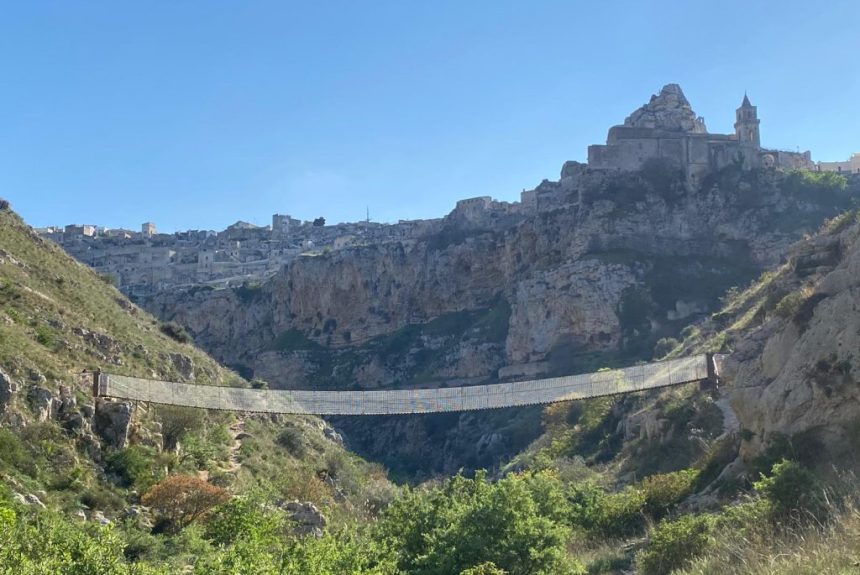 Riaperto il Ponte tibetano: completati i lavori di manutenzione che rendono di nuovo accessibile la passerella sospesa sul sentiero 406 che collega i Sassi al Parco della Murgia Materana