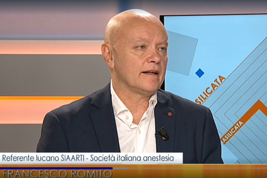 Il dott. Romito, referente regionale SIAARTI, illustra l’iniziativa dell’istituzione del numero verde 800624244 per fornire supporto e informazioni utili sulla terapia del dolore